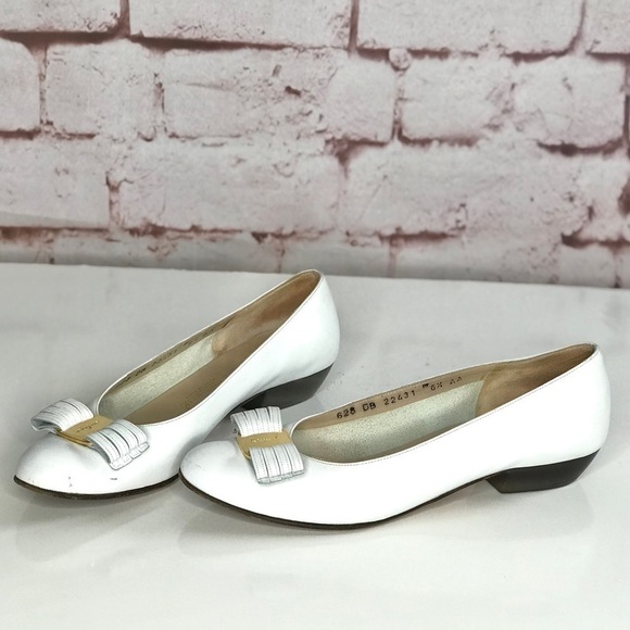 Vintage SALVATORE FERRAGAMO Niccola White Leather Flats bow buckle Size 6.5 AA - Picture 10 of 13